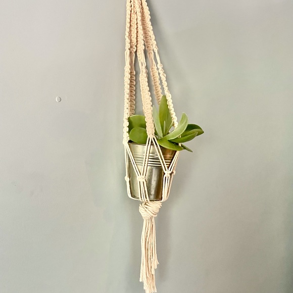 Hand knotted macrame plant hanger - Picture 3 of 4